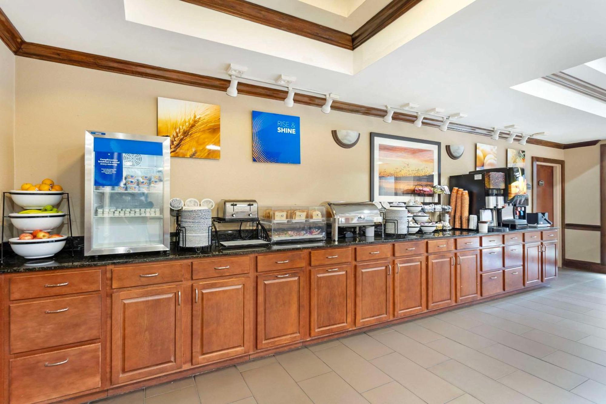 Comfort Inn & Suites Carneys Point Екстер'єр фото