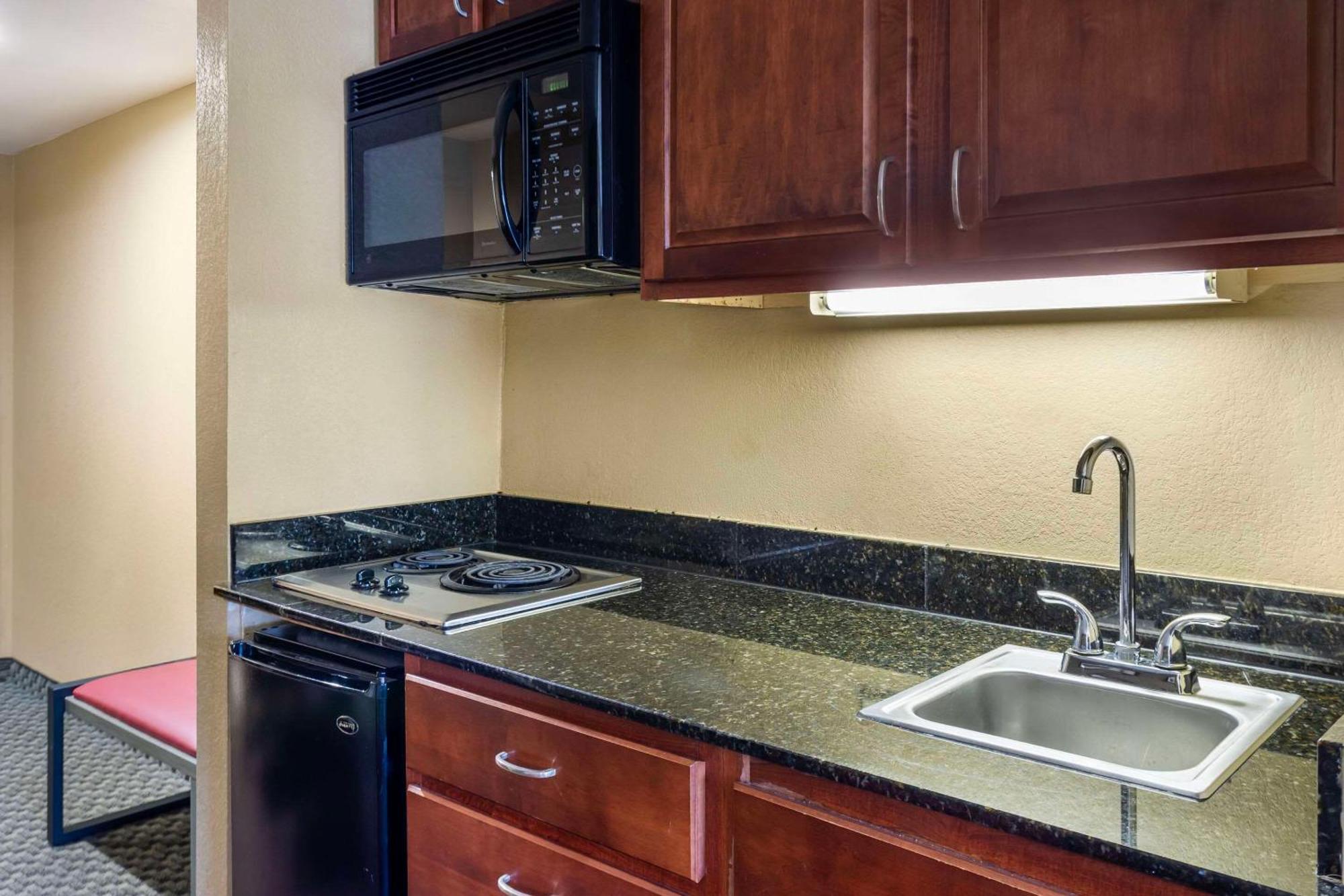 Comfort Inn & Suites Carneys Point Екстер'єр фото